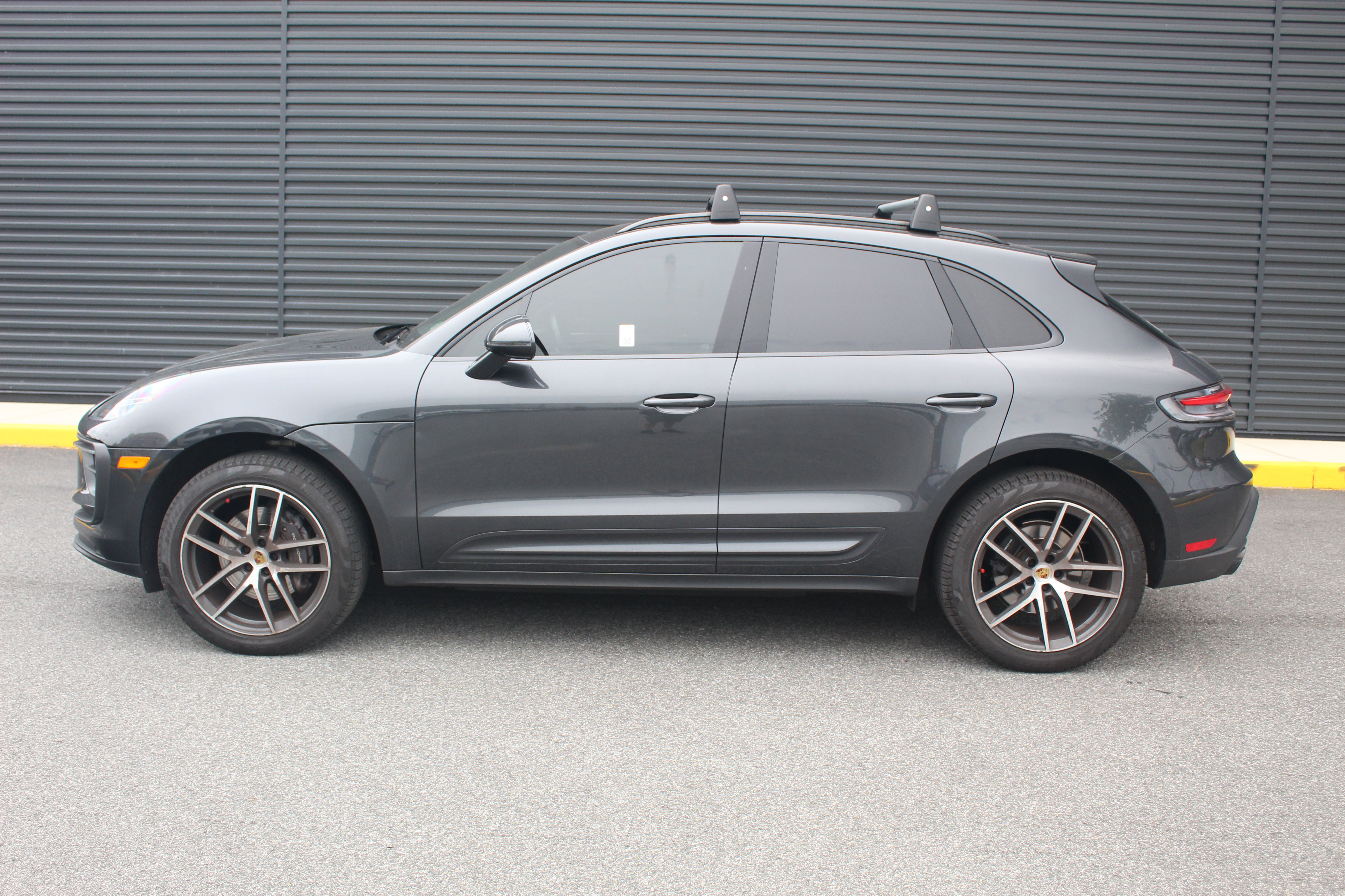 Certified 2022 Porsche Macan image 2