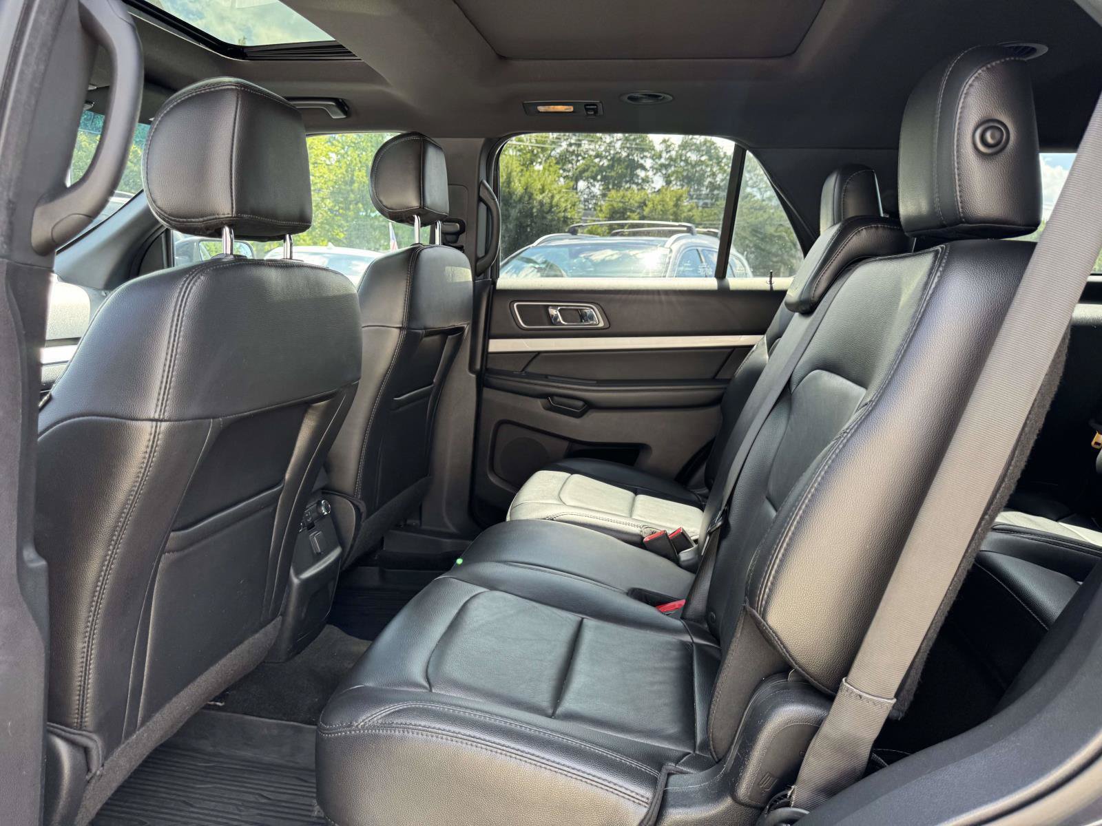 Used 2017 Ford Explorer XLT w/ Equipment Group 202A AWD/4WD image 9