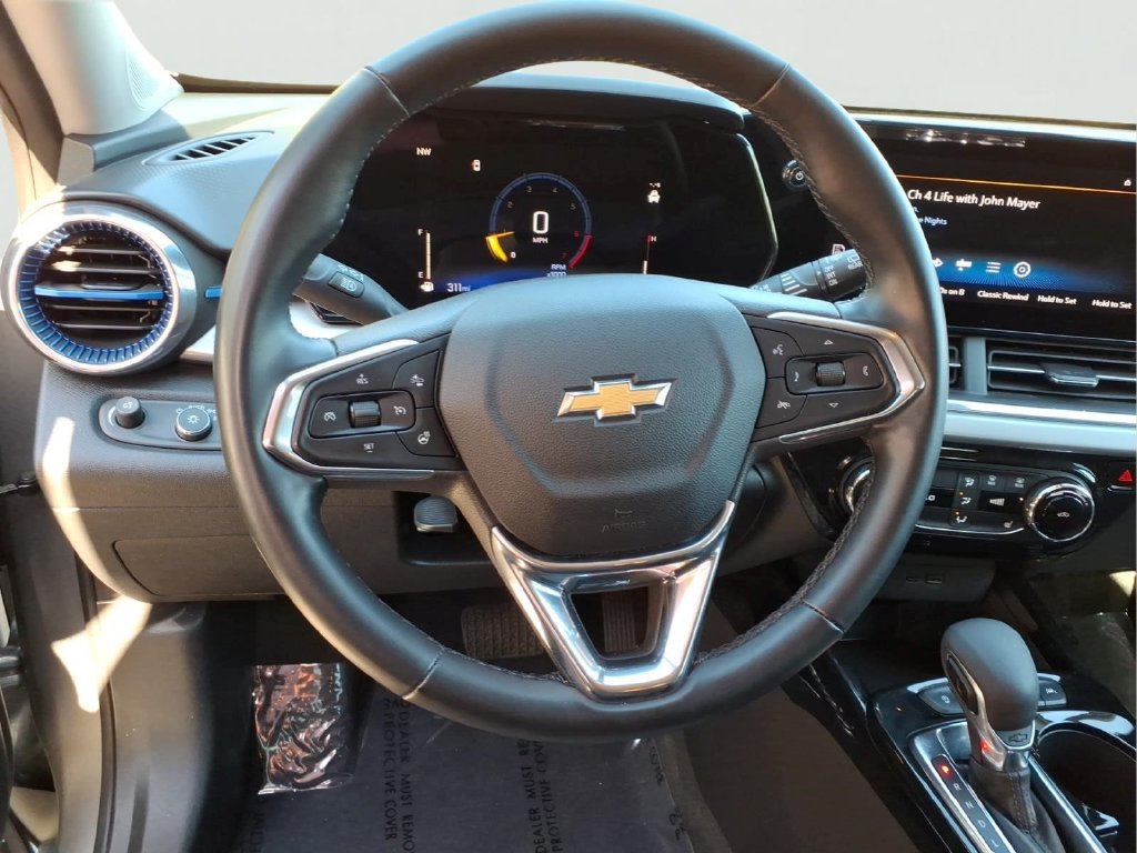 Certified 2025 Chevrolet Trax LT w/ LT Convenience Package FWD image 3