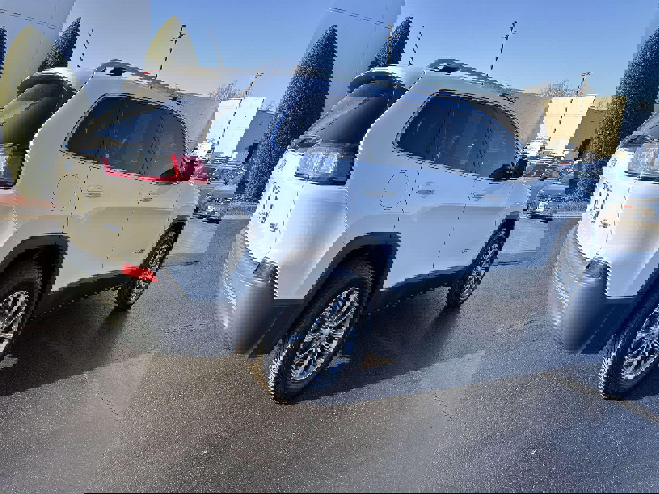 Used 2019 Jeep Cherokee Latitude Plus w/ Comfort/Convenience Group image 4