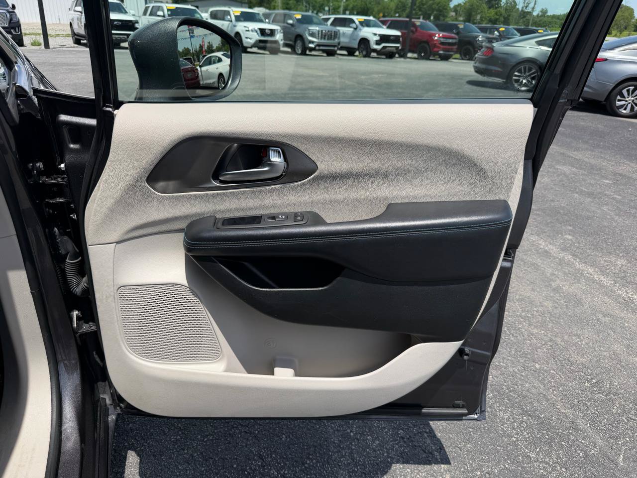Used 2021 Chrysler Pacifica Touring-L FWD image 22