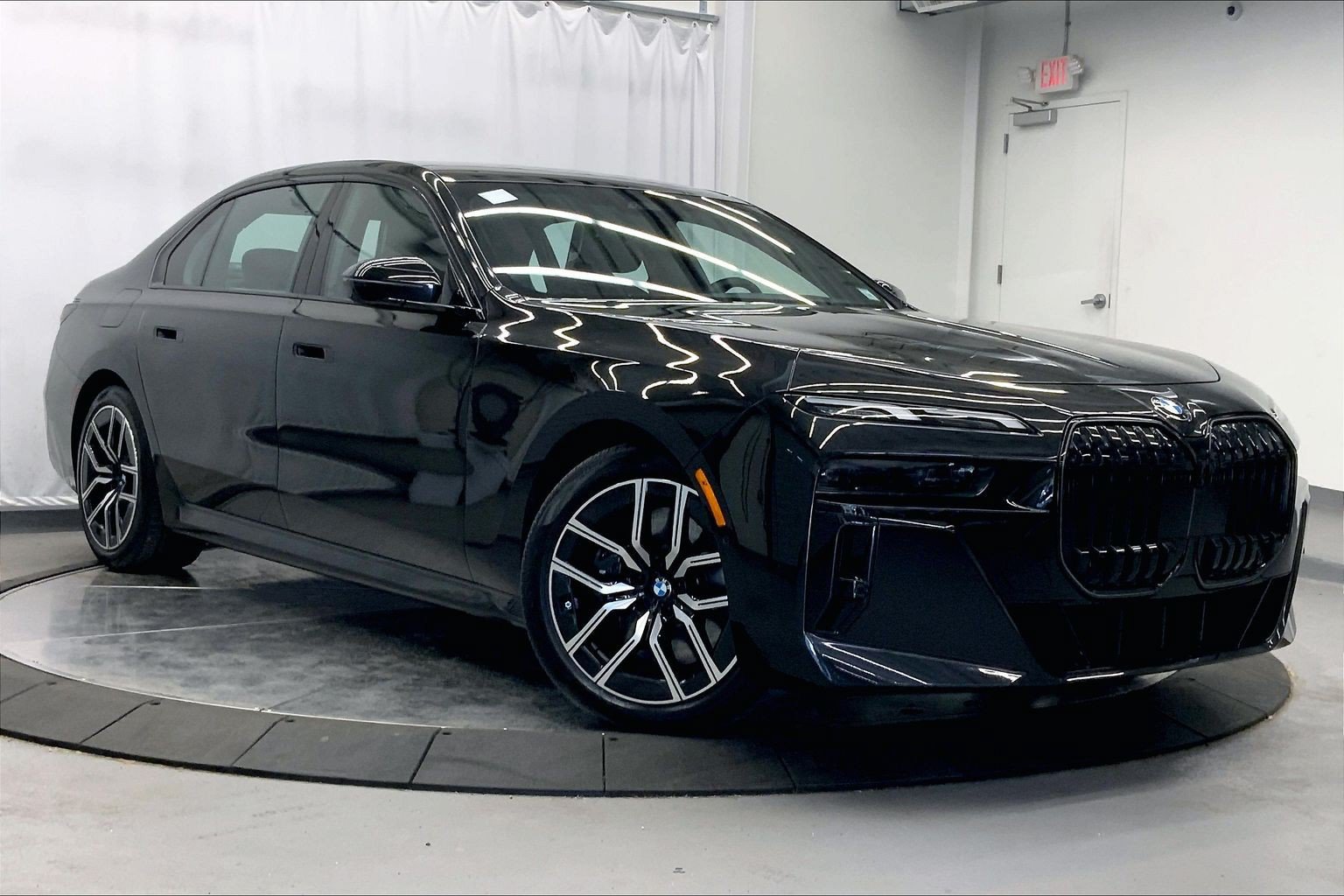Used 2025 BMW 760i xDrive w/ Premium Package AWD/4WD image 7