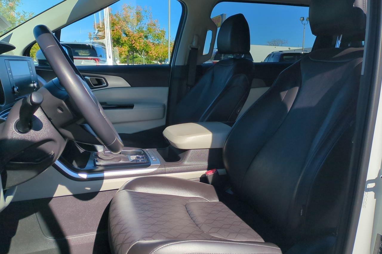Certified 2024 Kia Carnival LX image 19