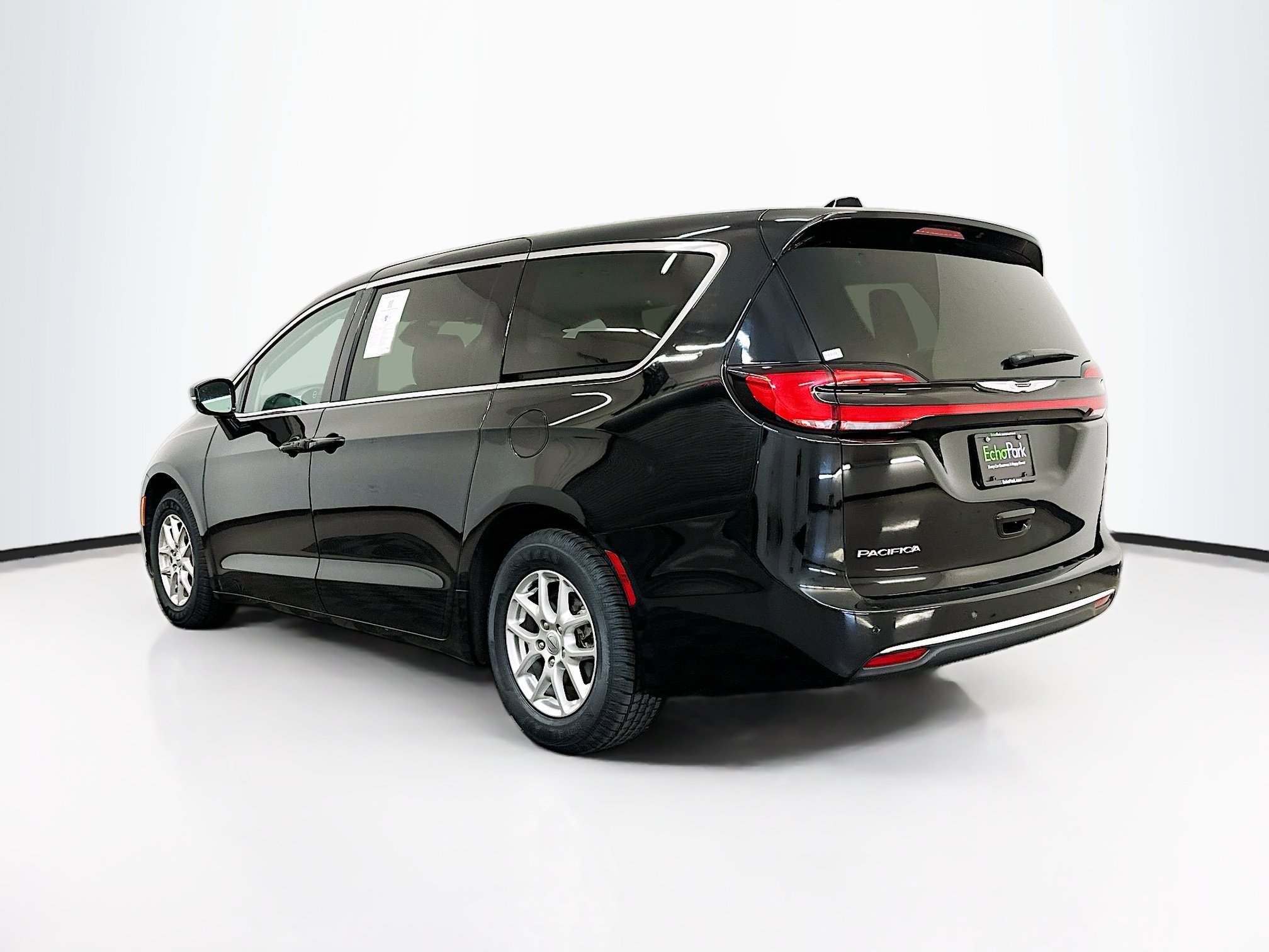 Used 2024 Chrysler Pacifica Touring-L image 5