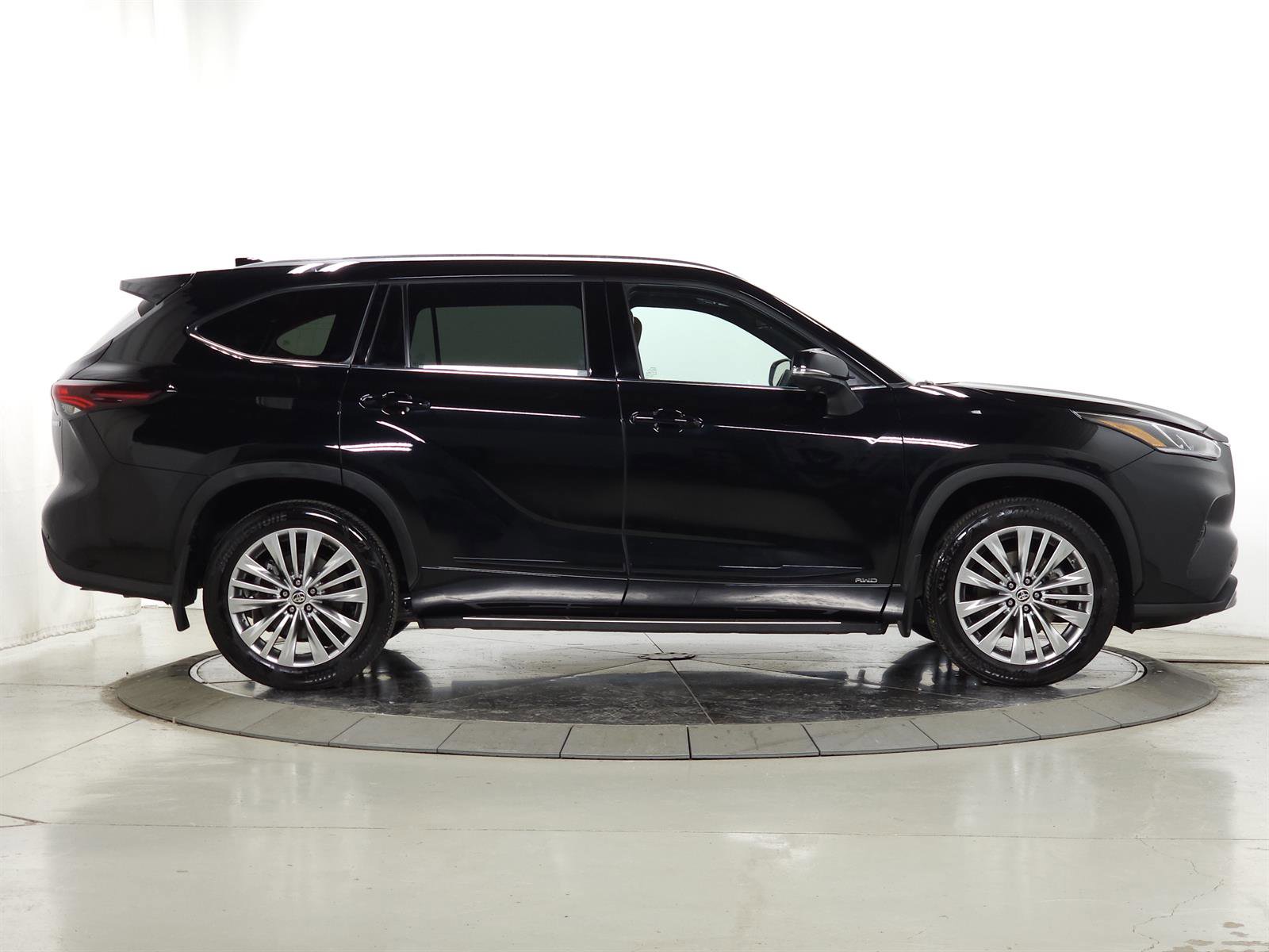 Used 2024 Toyota Highlander Platinum image 11