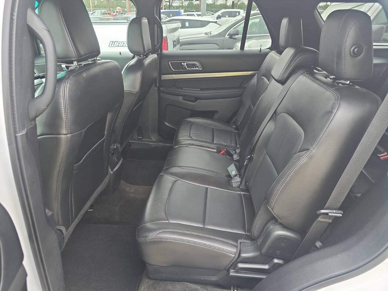 Used 2018 Ford Explorer XLT w/ Equipment Group 202A AWD/4WD image 12