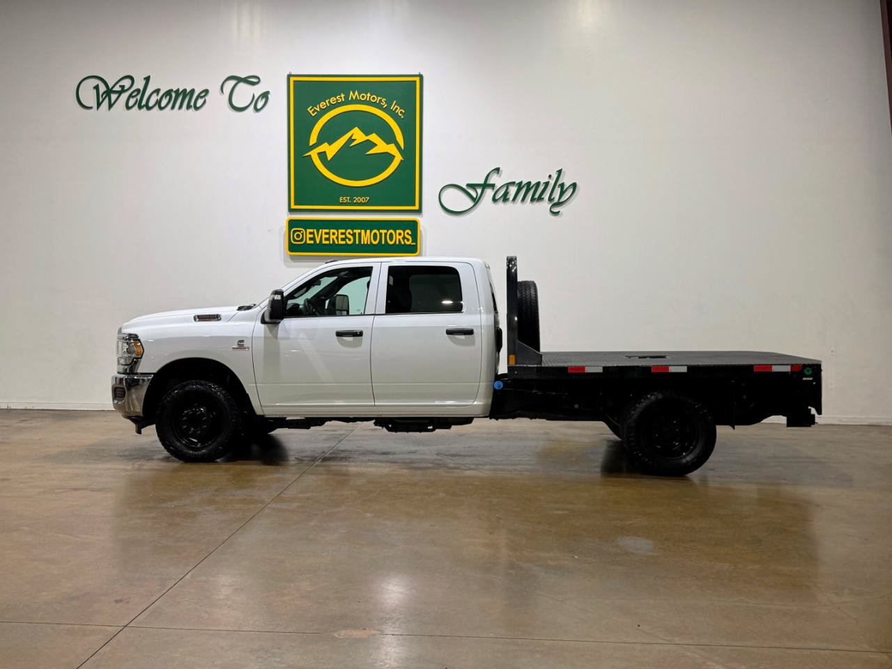 Used 2024 RAM 3500 Tradesman w/ Chrome Appearance Group AWD/4WD image 5