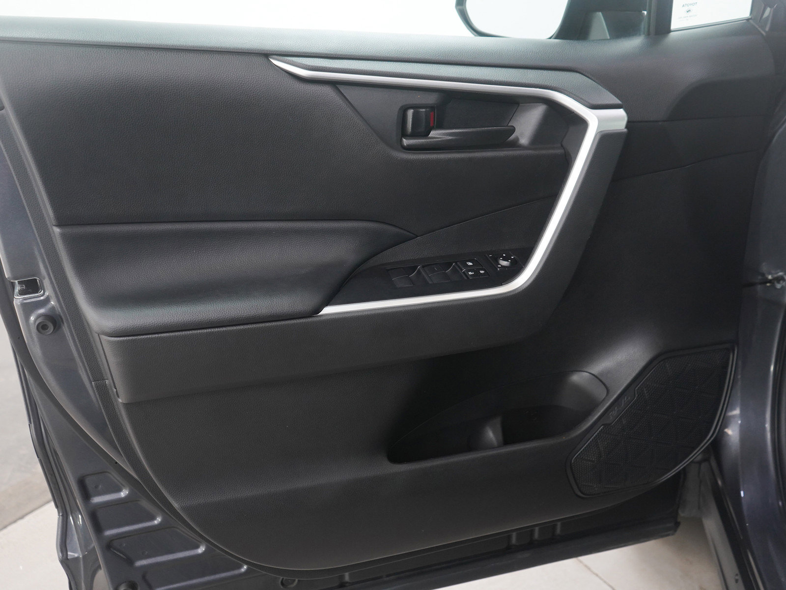 Used 2022 Toyota RAV4 LE image 19