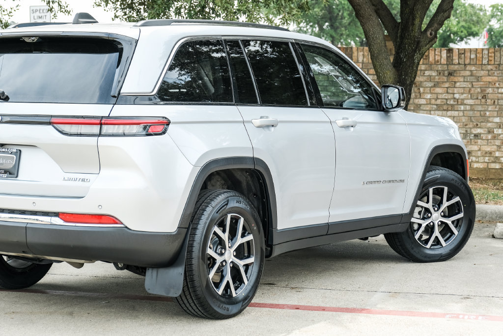 Used 2023 Jeep Grand Cherokee Limited w/ Luxury Tech Group II AWD/4WD image 18