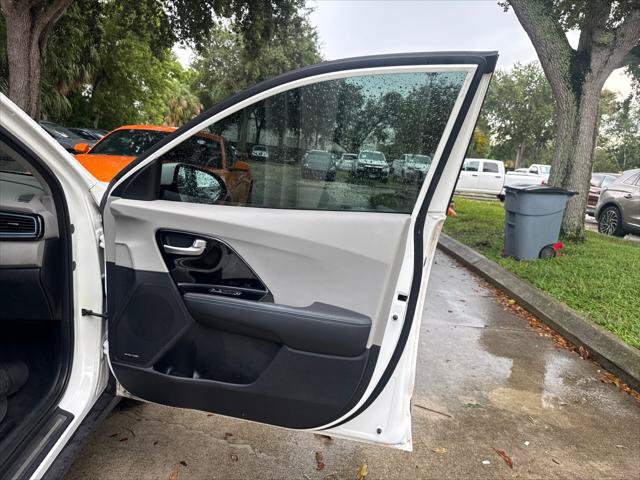 Used 2017 Kia Niro Touring FWD image 18