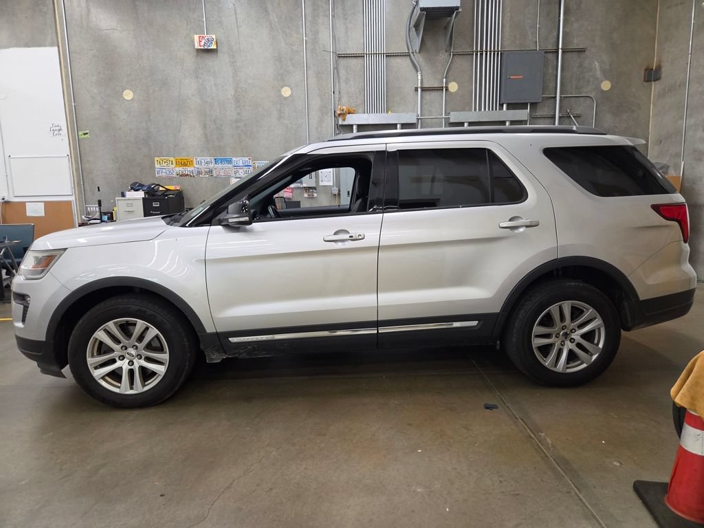 Used 2018 Ford Explorer XLT w/ Equipment Group 202A AWD/4WD image 4