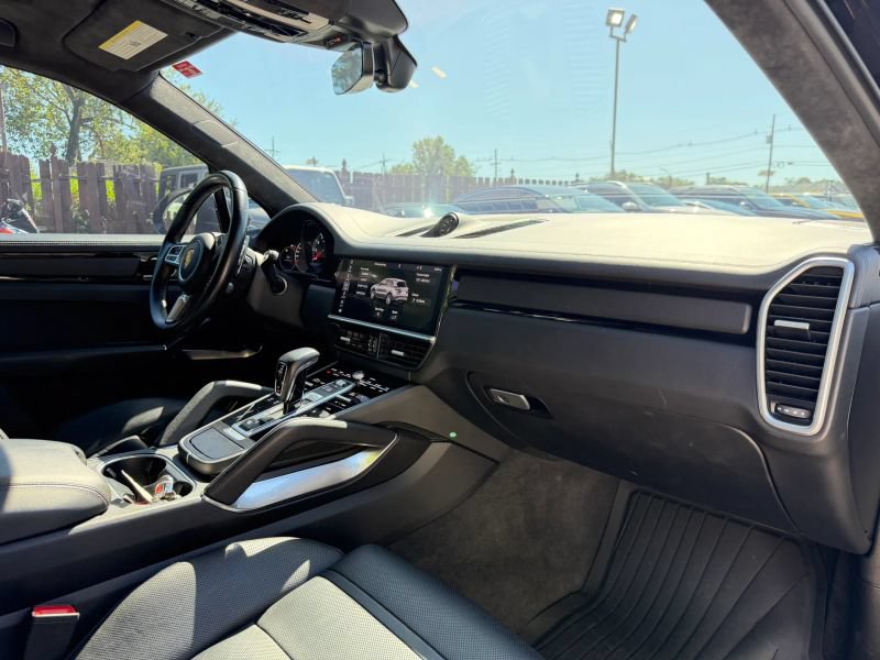 Used 2019 Porsche Cayenne Turbo AWD/4WD image 32
