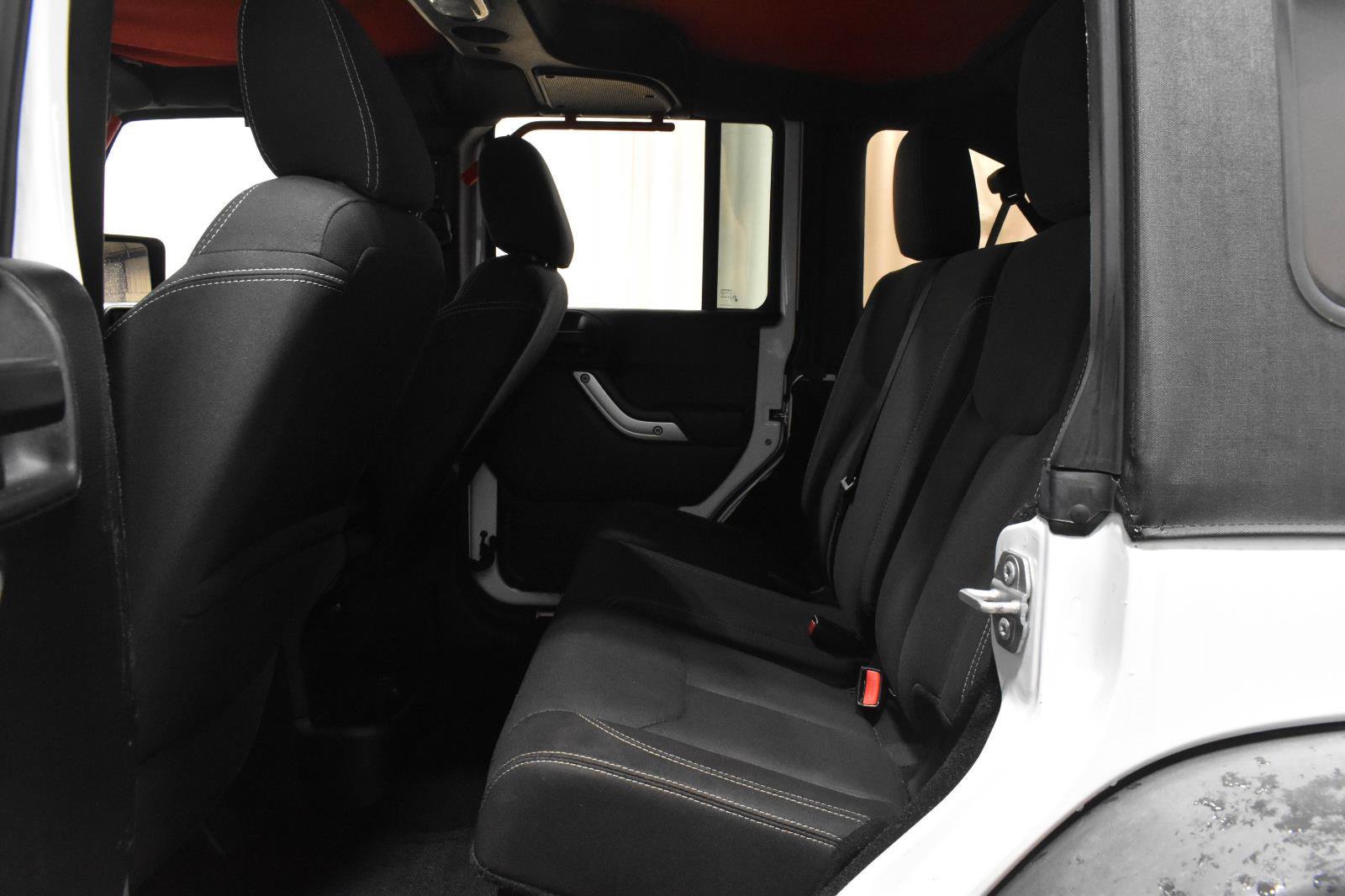 Used 2015 Jeep Wrangler Unlimited Rubicon w/ Connectivity Group AWD/4WD image 7