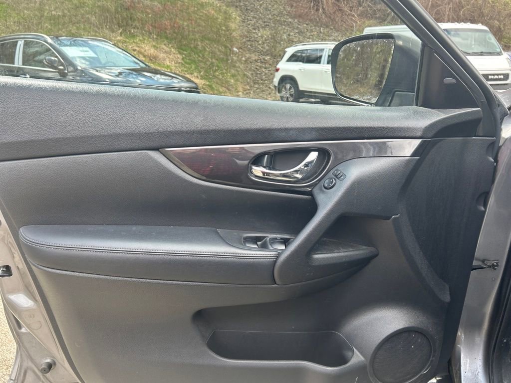 Used 2018 Nissan Rogue SV image 11