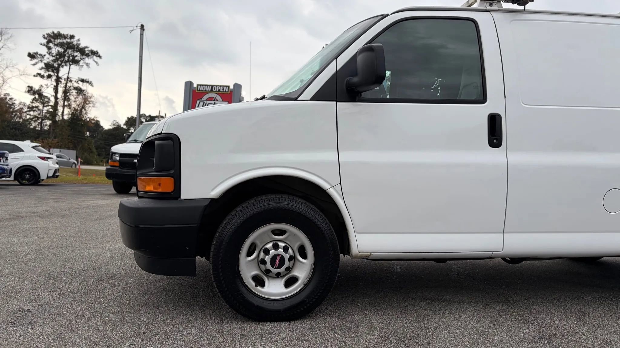 Used 2017 GMC Savana 2500 image 2