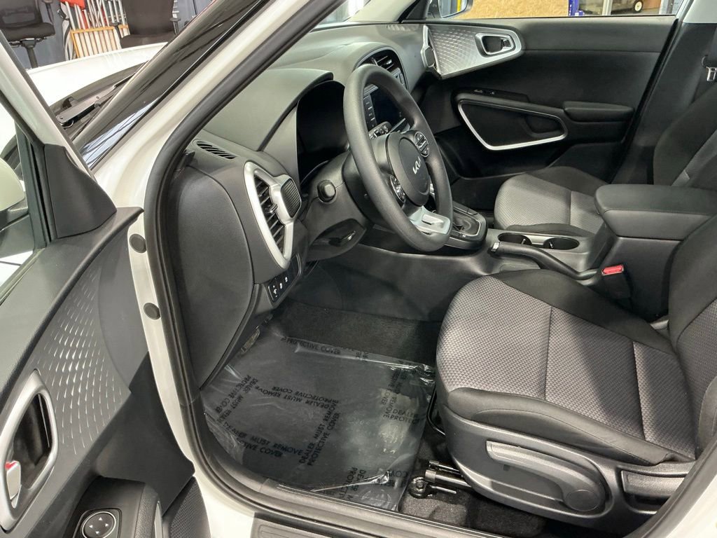 Used 2025 Kia Soul LX w/ LX Technology Package image 3