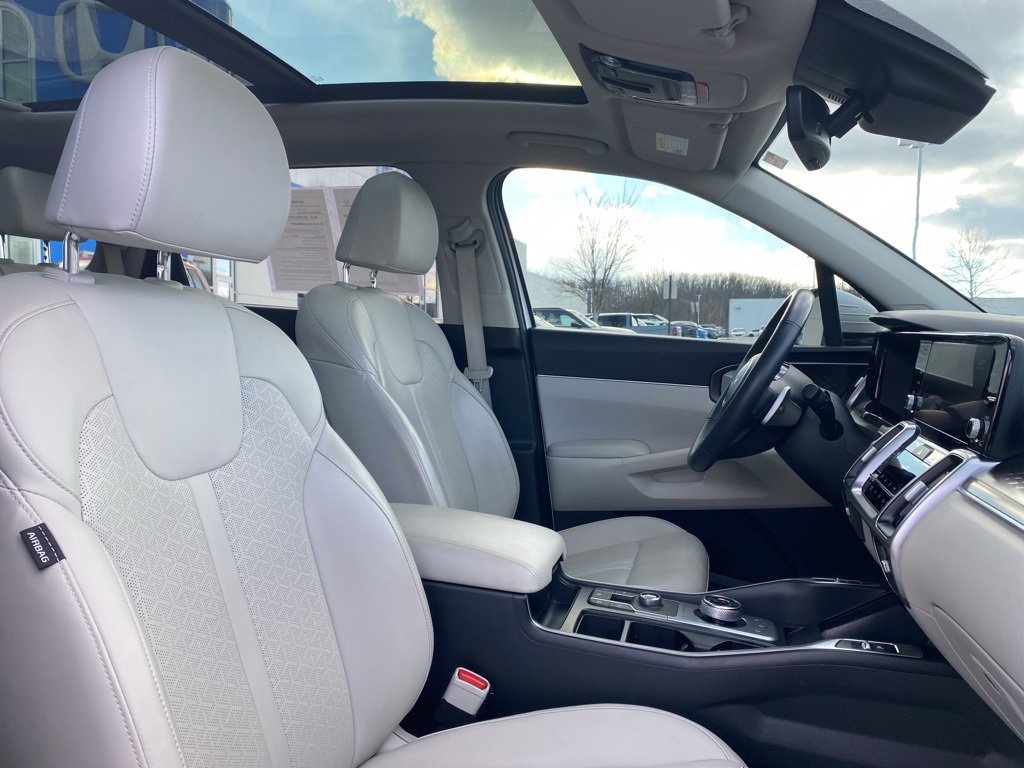 Used 2022 Kia Sorento EX w/ Panoramic Sunroof Package image 11
