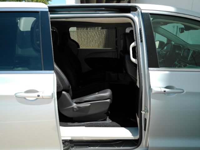 Used 2024 Chrysler Pacifica Limited FWD image 25