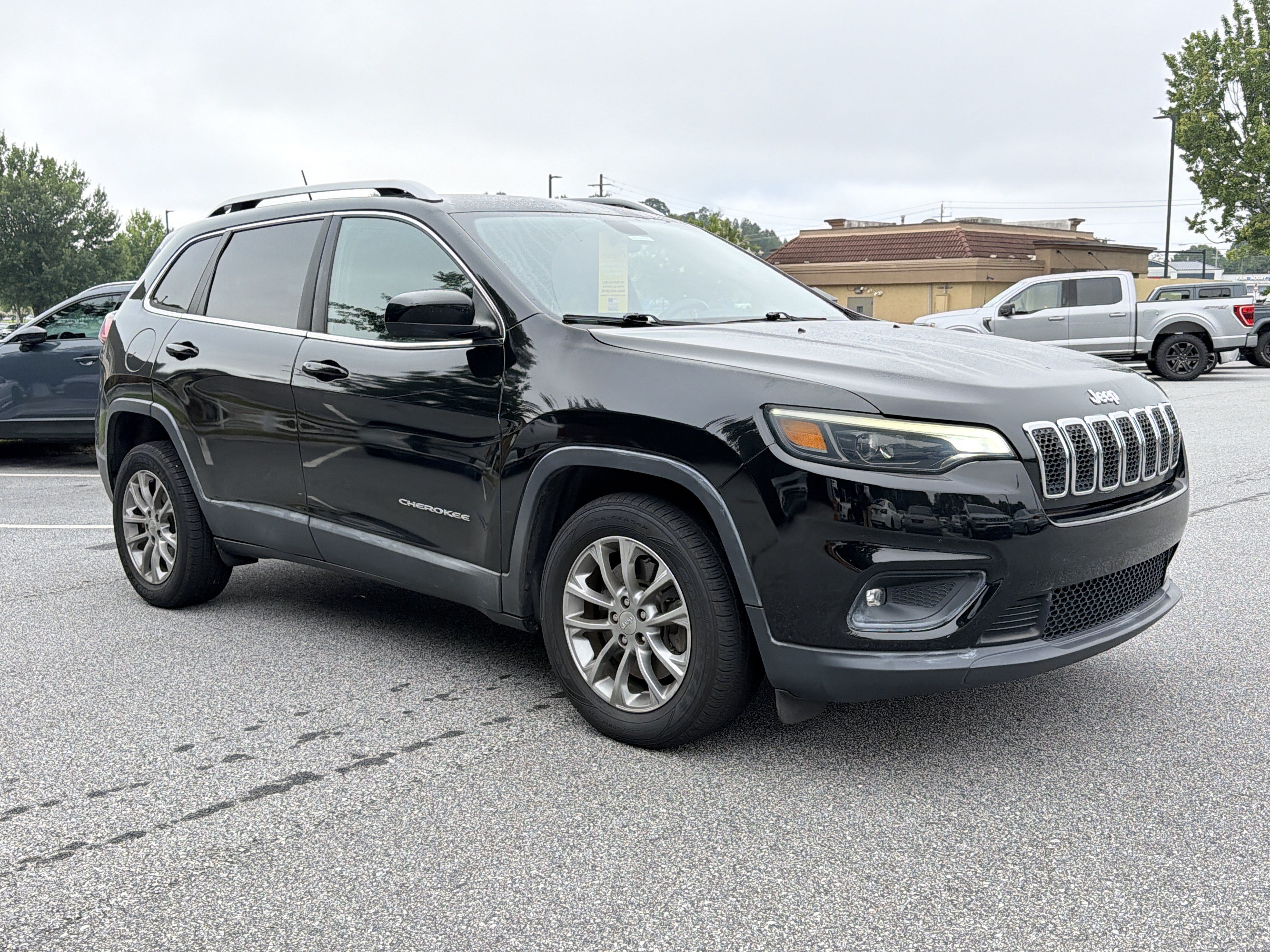 Used 2019 Jeep Cherokee Latitude Plus FWD image 3