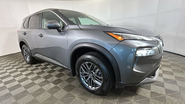 Used 2023 Nissan Rogue S AWD/4WD image 2