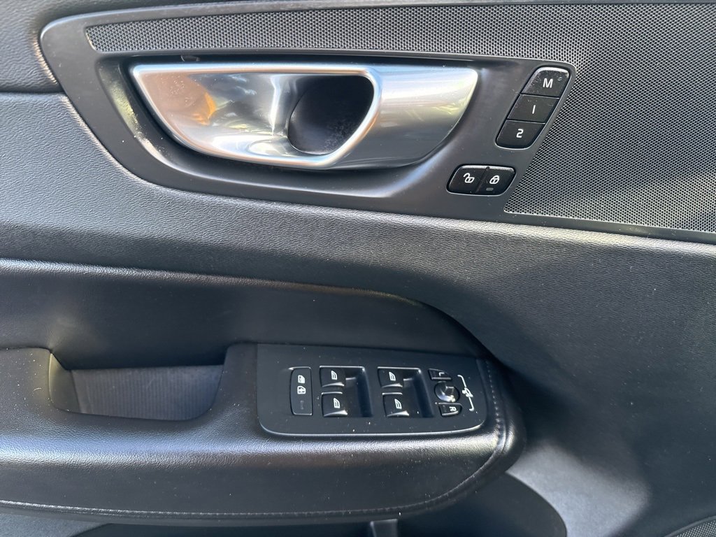 Used 2023 Volvo XC60 B5 Plus image 12