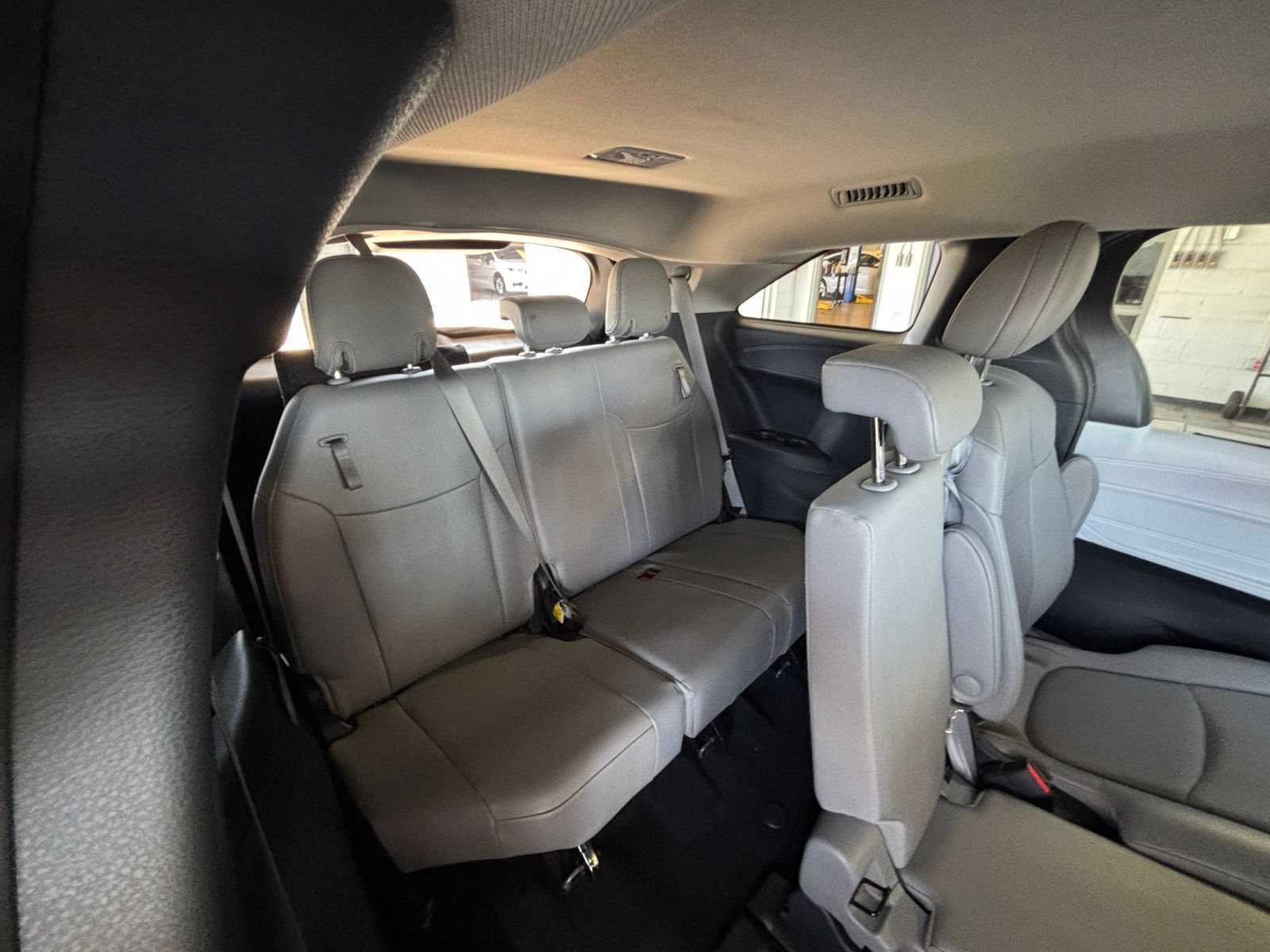 Used 2025 Toyota Sienna XLE FWD image 30