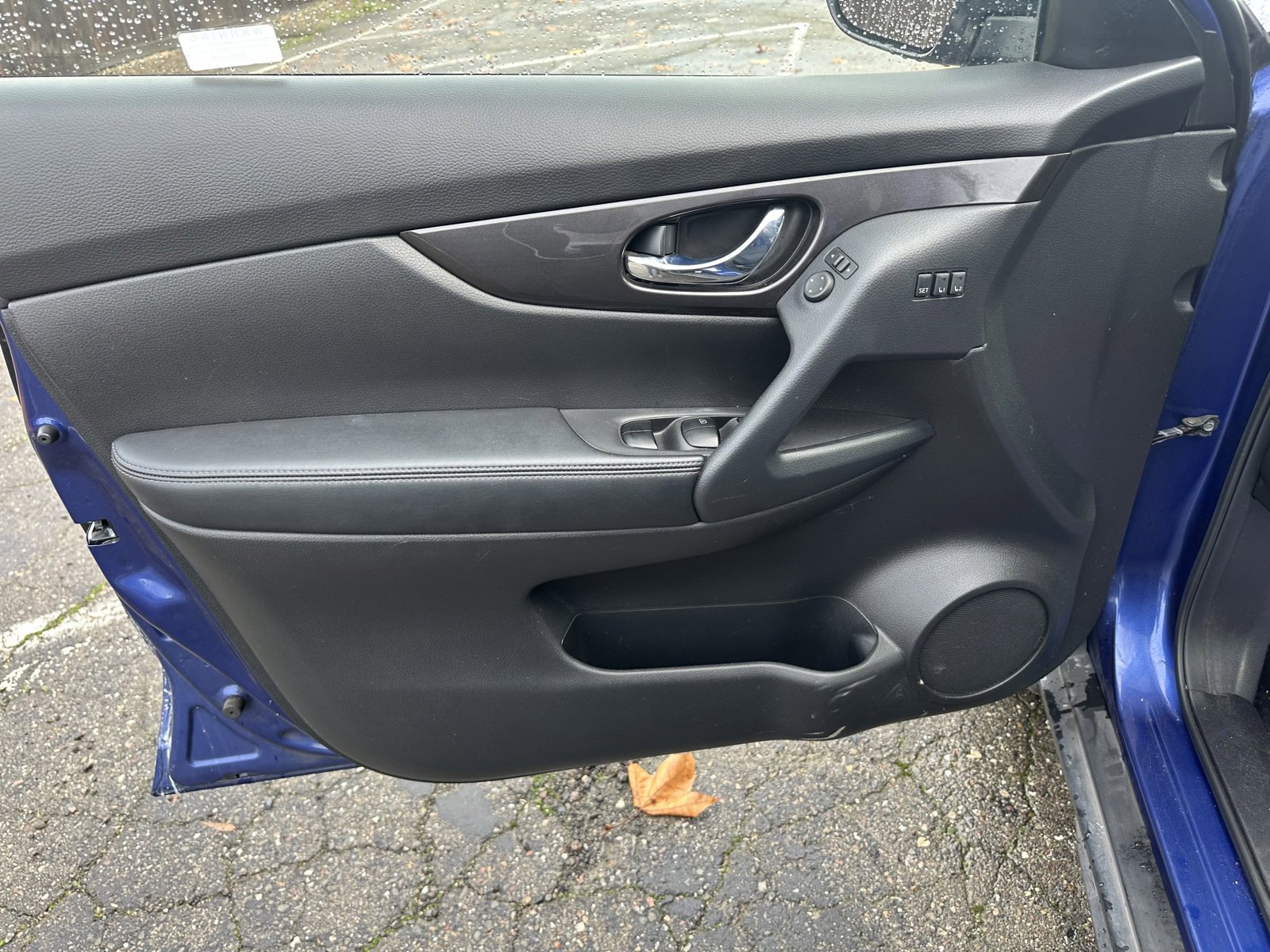 Used 2019 Nissan Rogue SV w/ Premium Package image 14