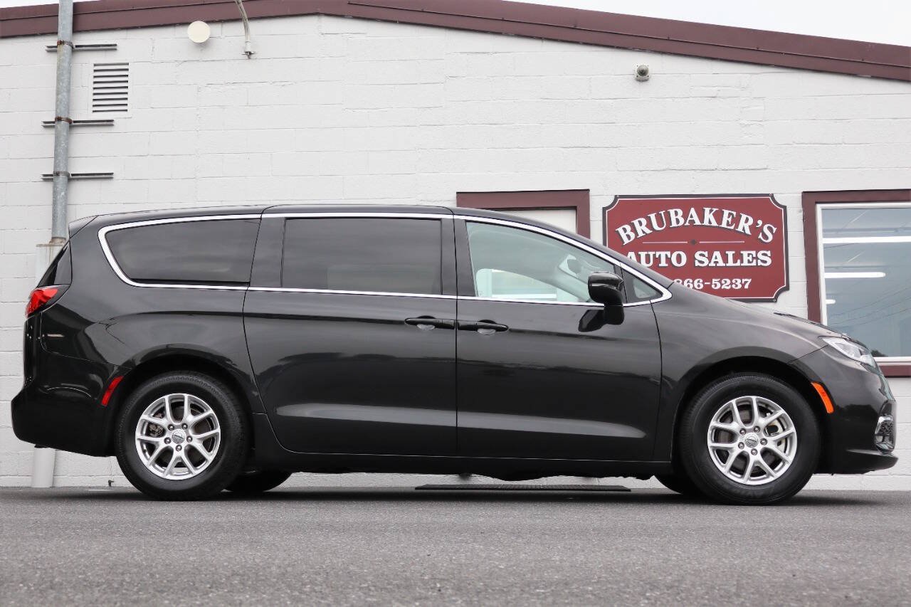 Used 2023 Chrysler Pacifica Touring-L FWD image 1