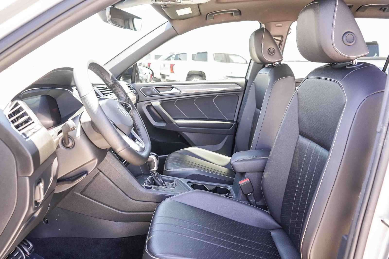 Used 2022 Volkswagen Tiguan SE R-Line FWD image 17