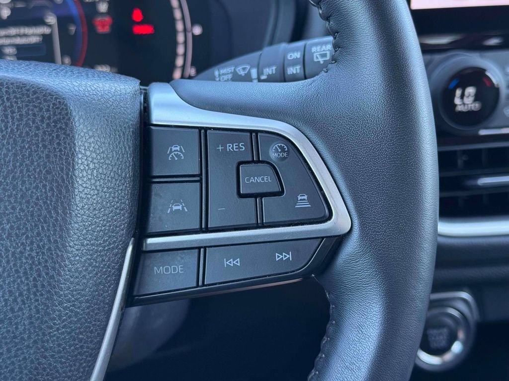 Used 2025 Toyota Grand Highlander AWD image 25