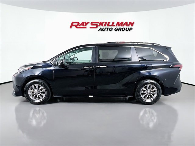 Used 2024 Toyota Sienna XLE image 4