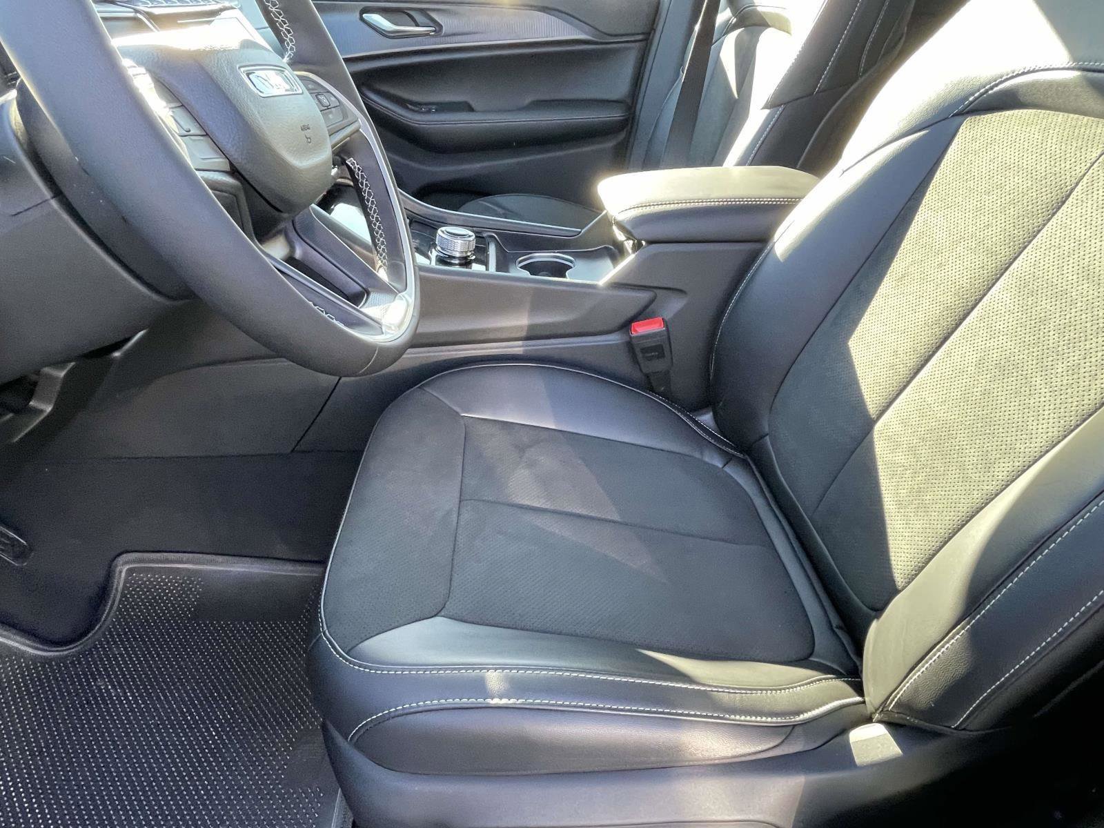 New 2025 Jeep Grand Cherokee Altitude image 10