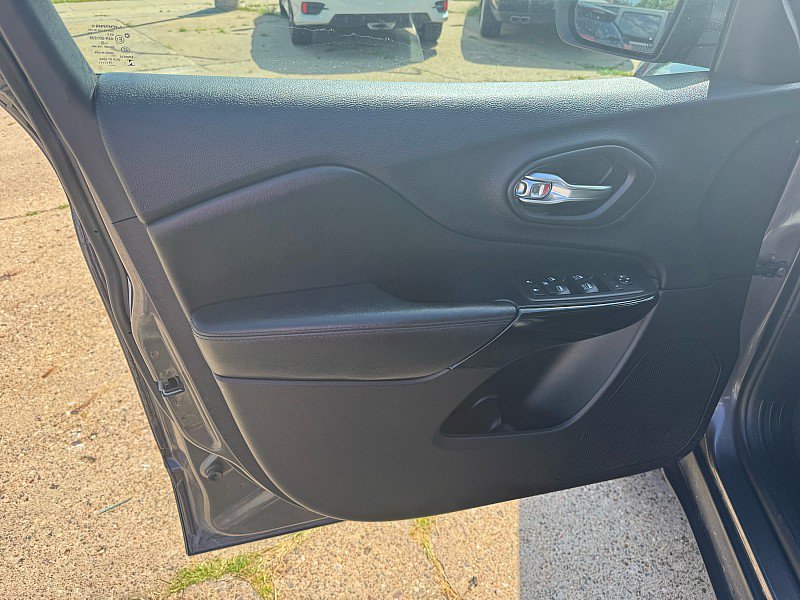 Used 2020 Jeep Cherokee Latitude Plus AWD/4WD image 16