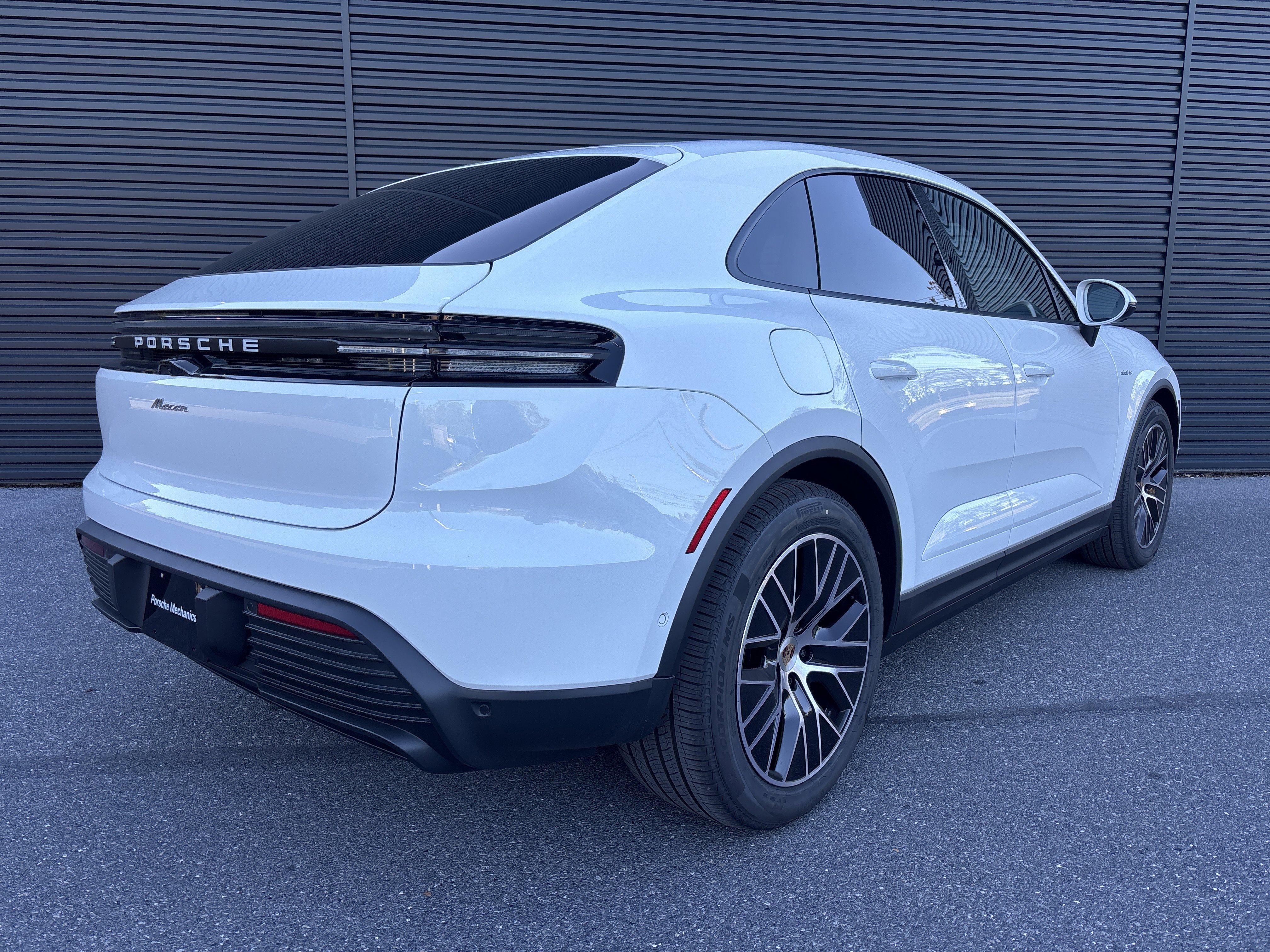 Used 2025 Porsche Macan Electric image 5