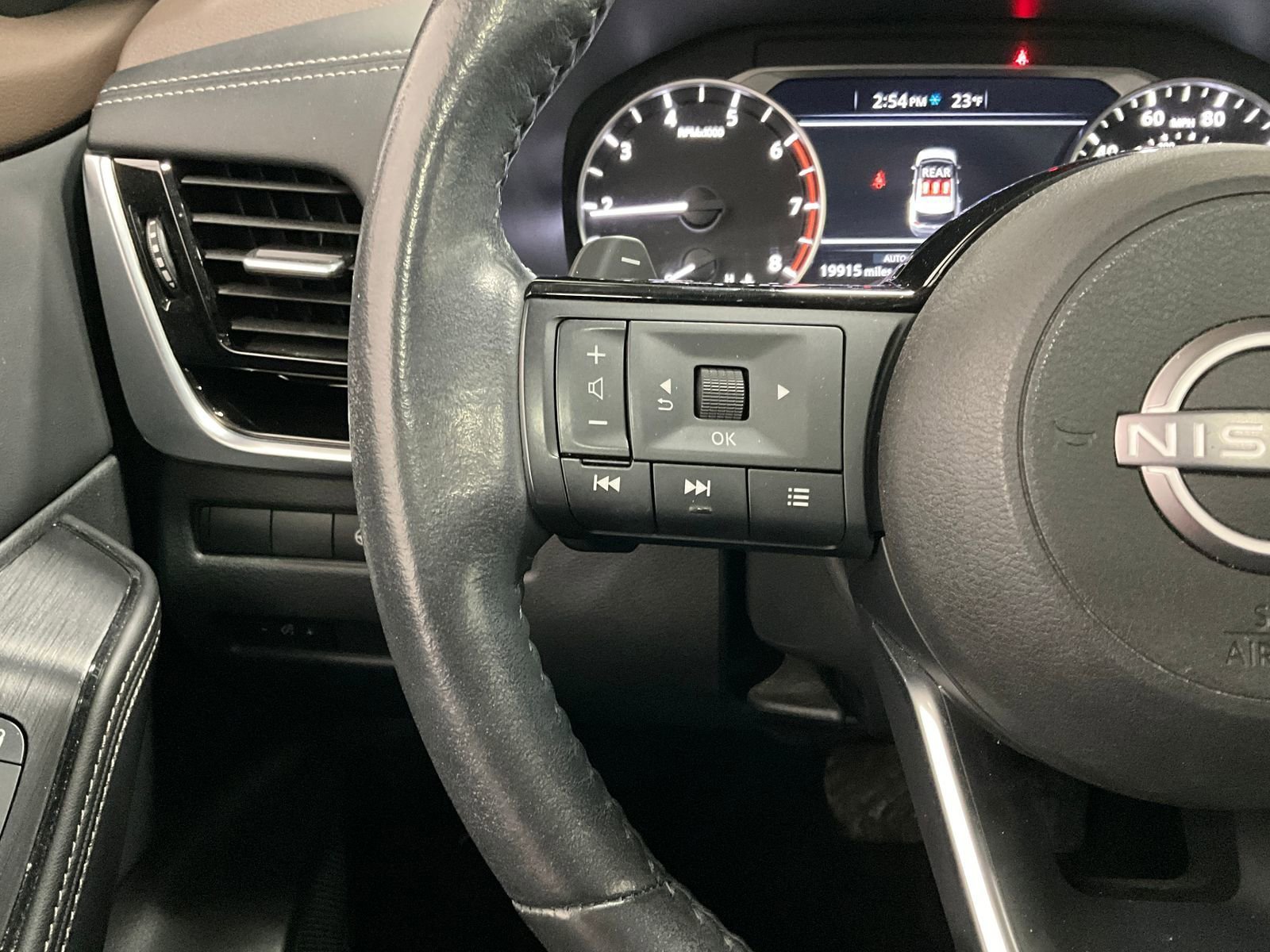 Used 2023 Nissan Rogue SL AWD/4WD image 19