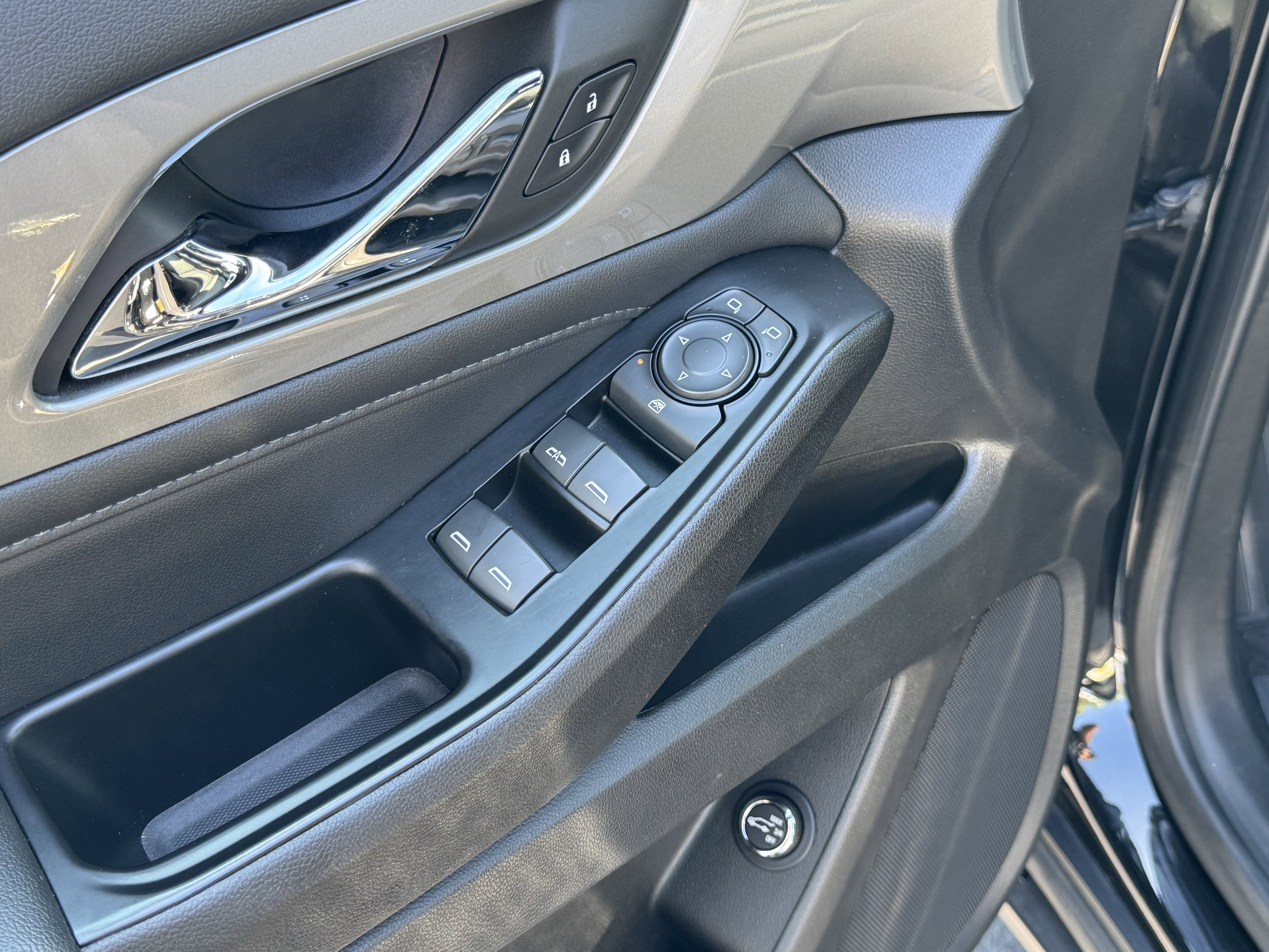 Used 2023 Chevrolet Traverse LT image 15