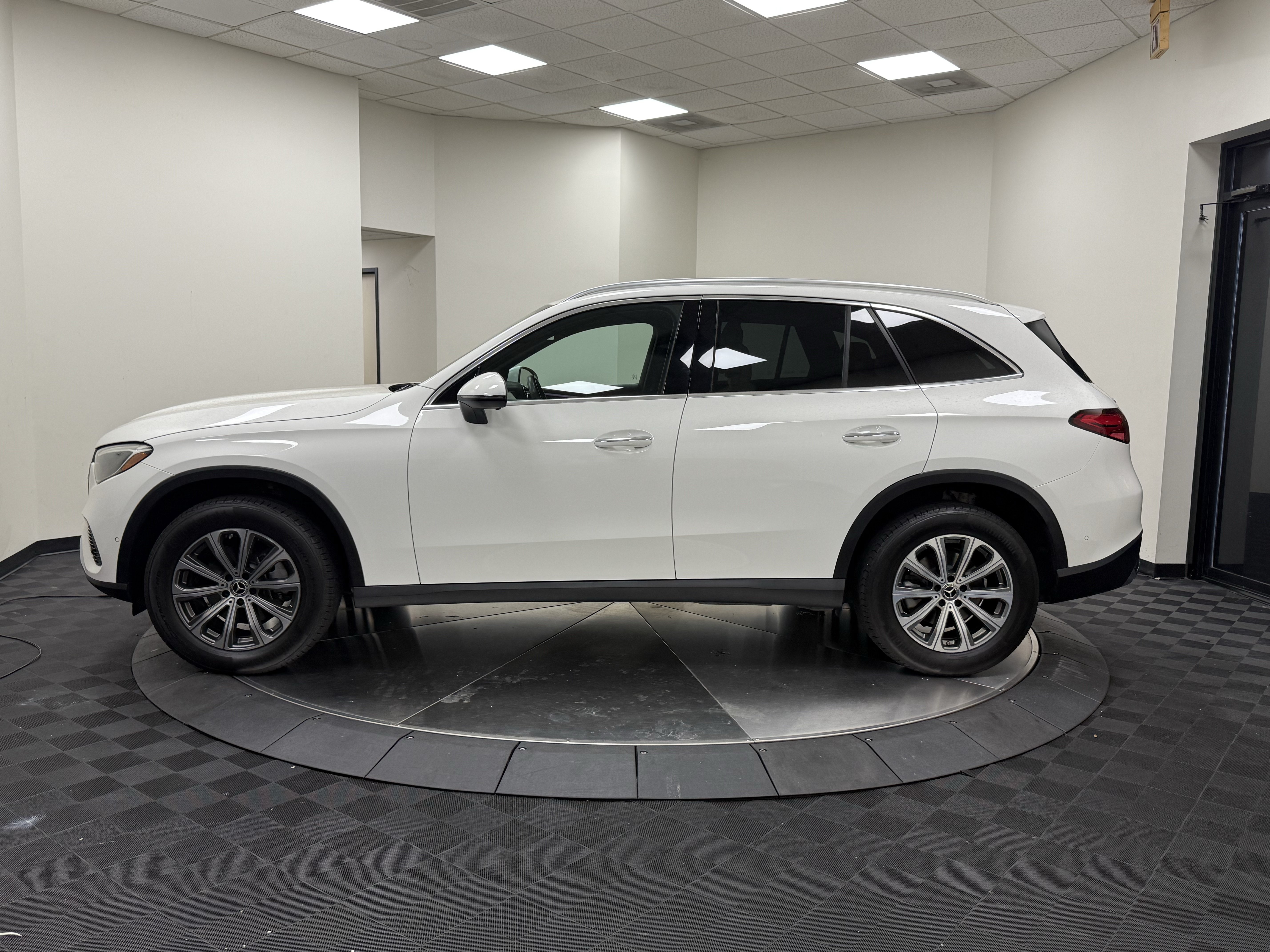 Used 2024 Mercedes-Benz GLC 300 4MATIC image 5