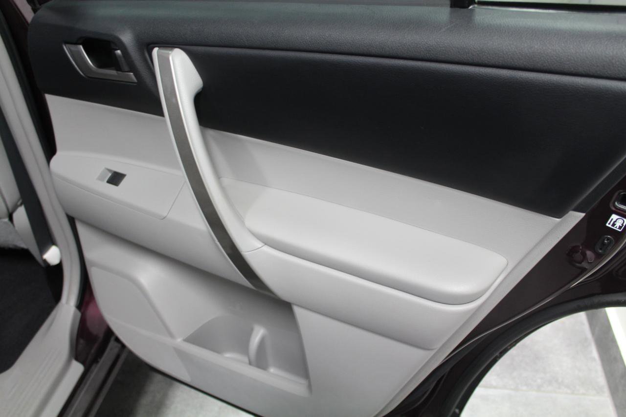 Used 2013 Toyota Highlander SE FWD image 28