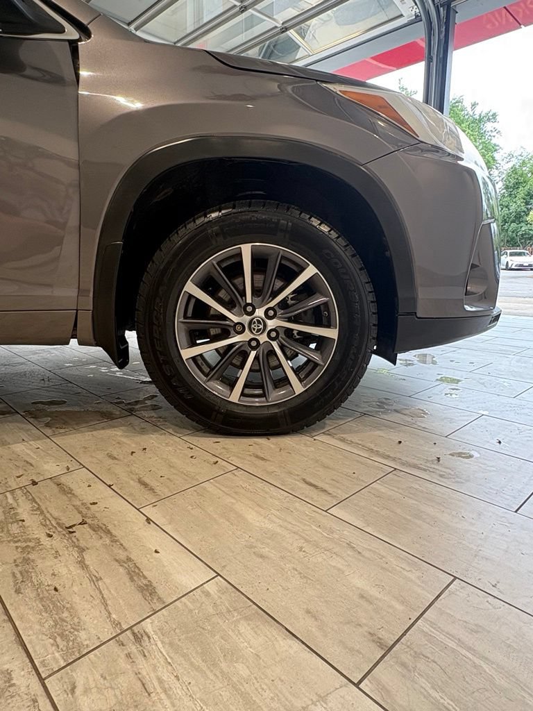 Used 2018 Toyota Highlander XLE AWD/4WD image 23