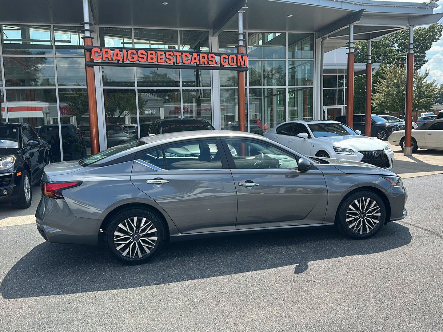 Used 2025 Nissan Altima 2.5 SV FWD image 2