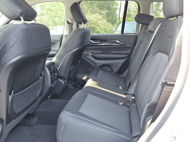Used 2023 Jeep Grand Cherokee Laredo w/ Luxury Tech Group I RWD image 11