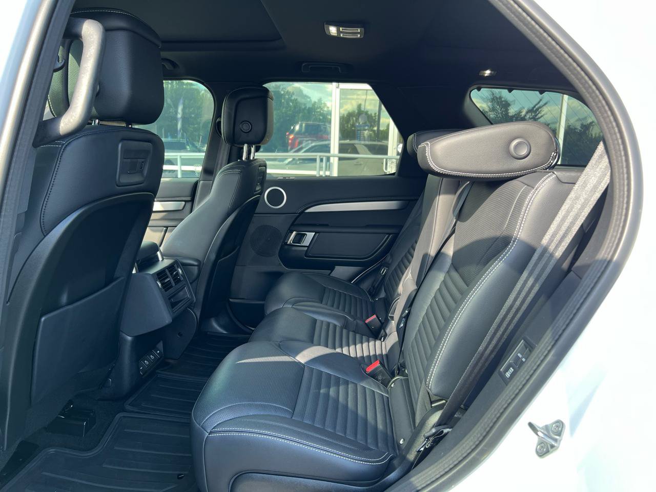 Used 2022 Land Rover Discovery S R-Dynamic AWD/4WD image 12