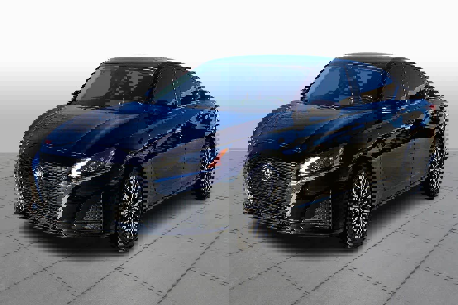 Used 2023 Nissan Altima 2.5 SV w/ SV Premium Package image 1