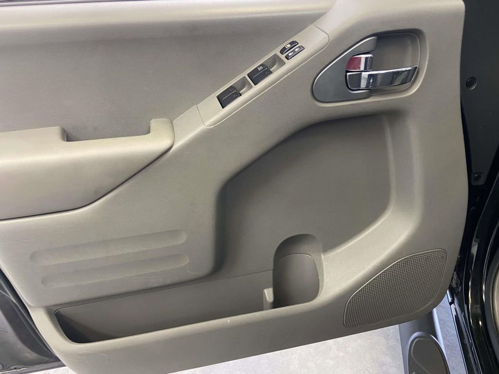 Used 2021 Nissan Frontier SV w/ Midnight Edition Floor Mats image 17