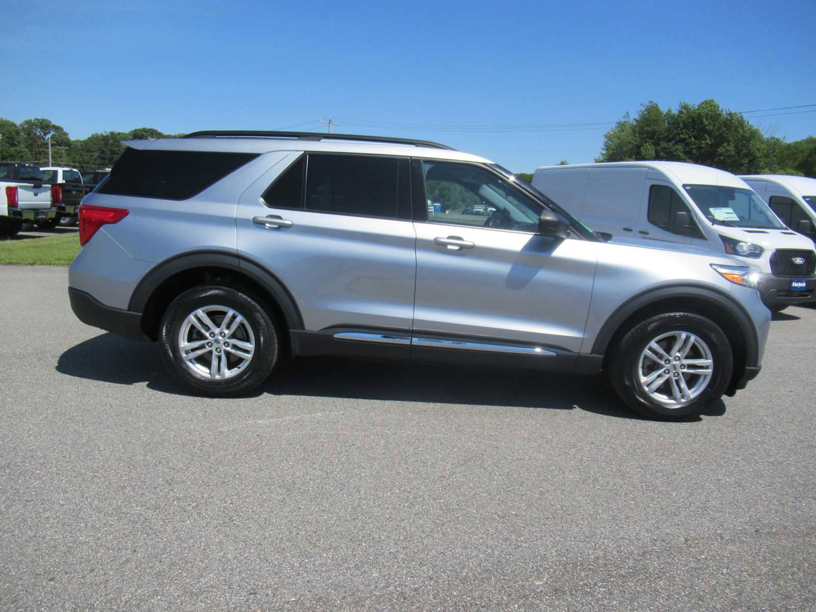 Used 2023 Ford Explorer XLT w/ Equipment Group 202A AWD/4WD image 4