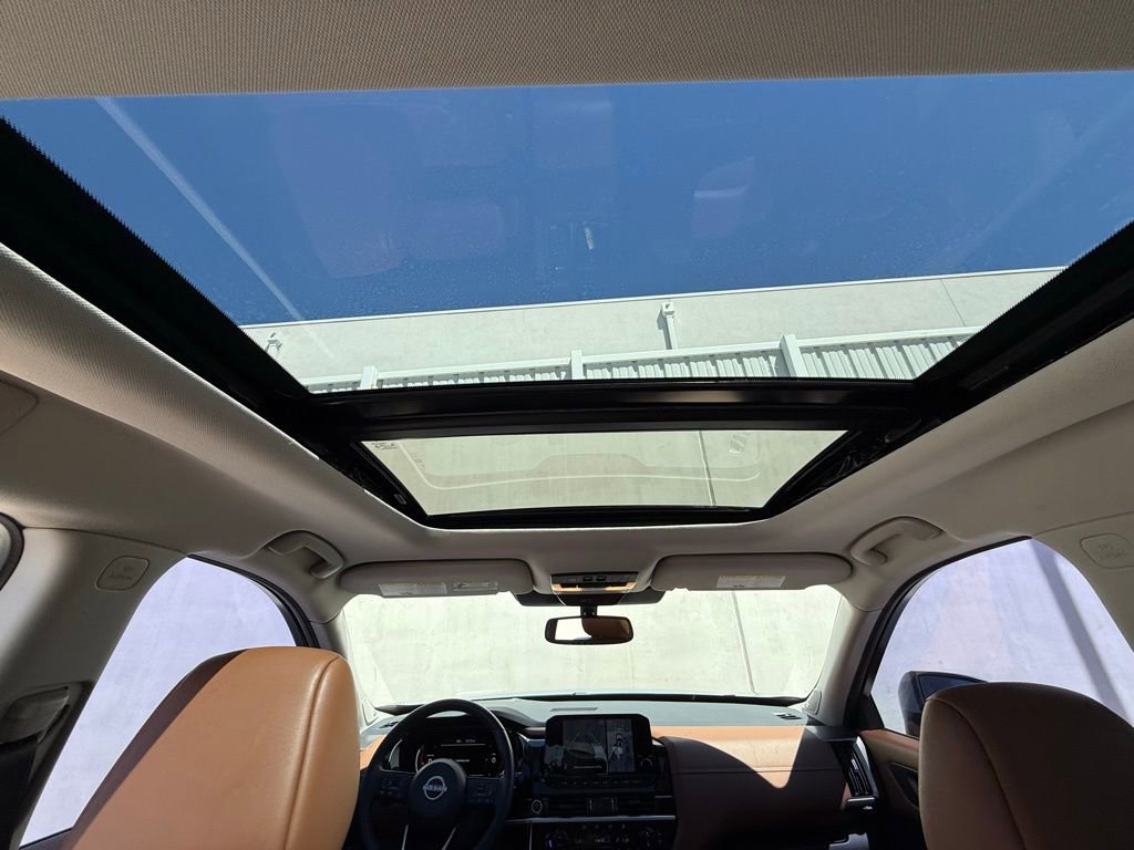 Used 2022 Nissan Pathfinder Platinum w/ Cargo Package image 9