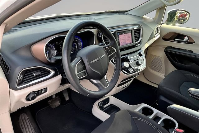 Used 2022 Chrysler Voyager LX FWD image 17