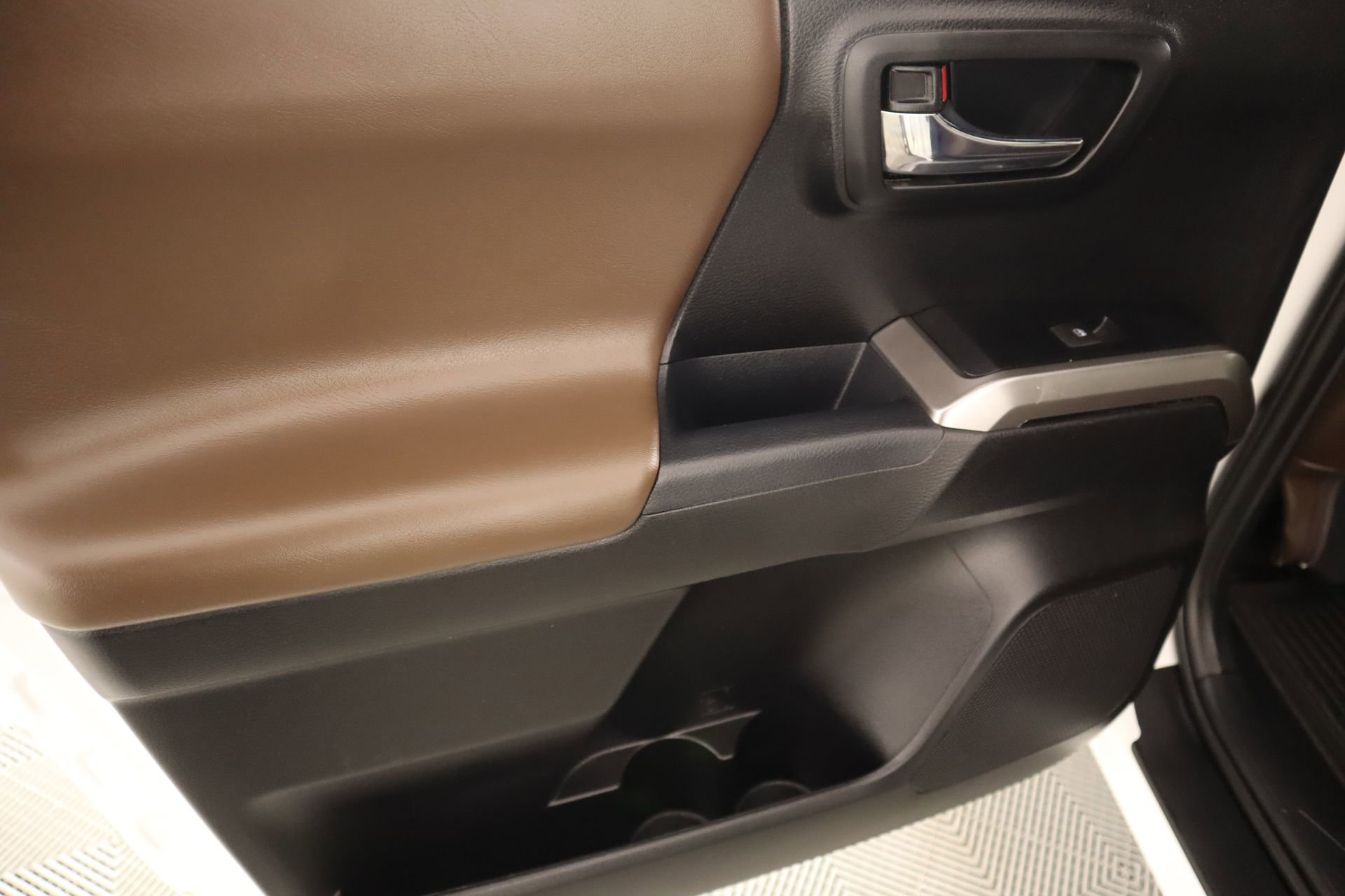 Used 2021 Toyota Tacoma Limited image 19