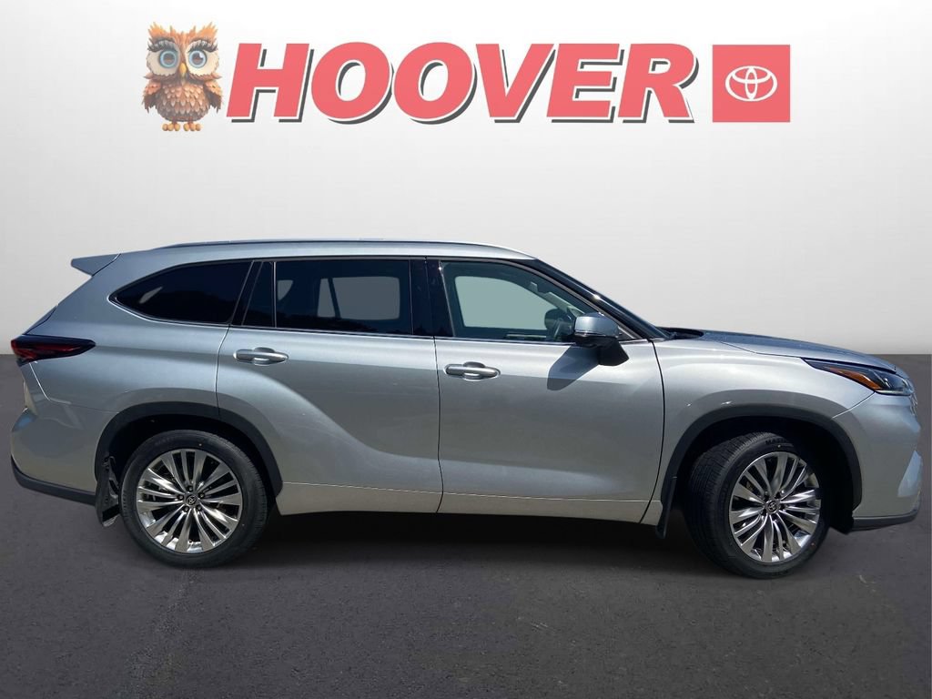 Used 2025 Toyota Highlander Platinum AWD/4WD image 2