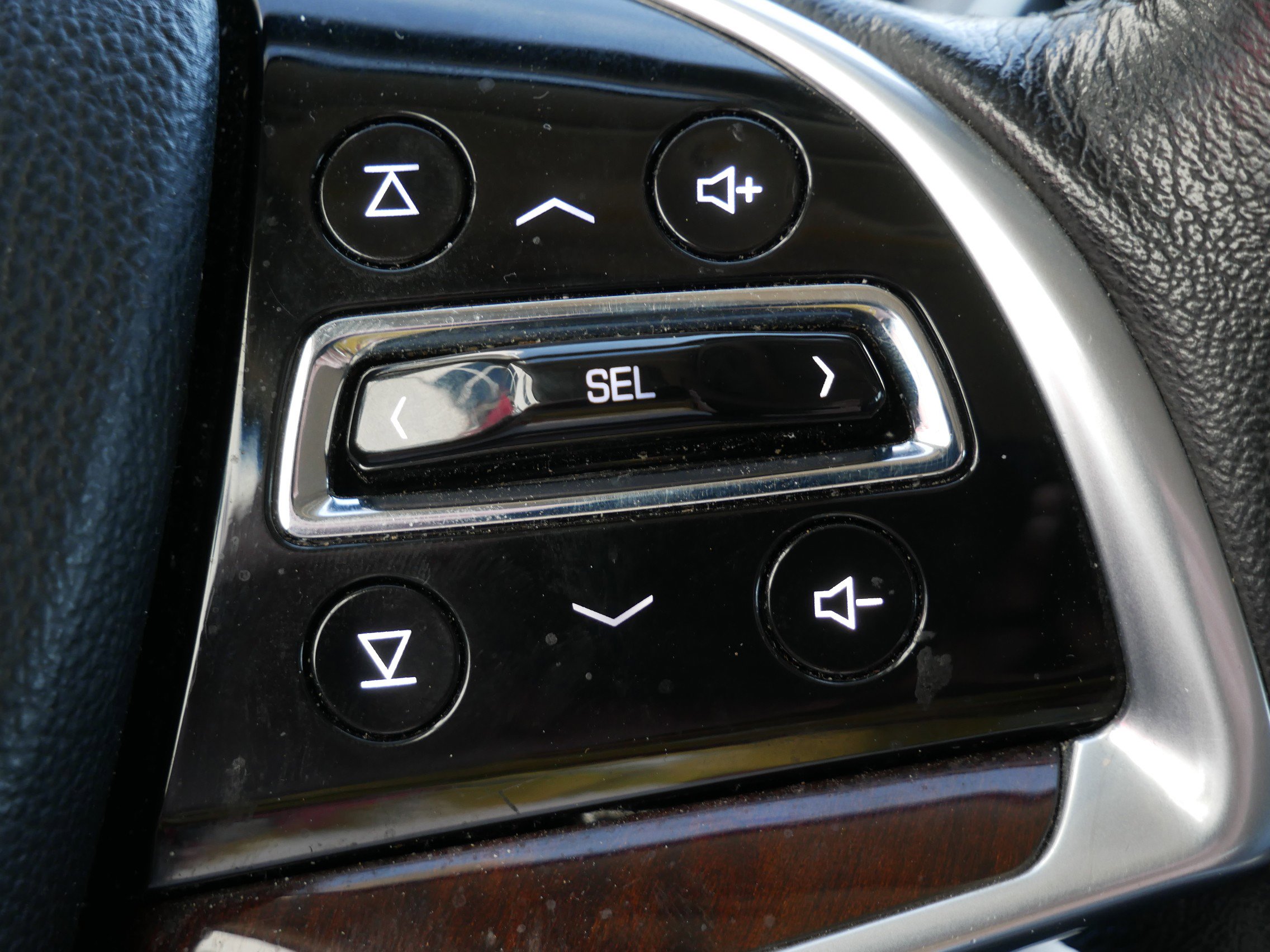 Used 2013 Cadillac SRX Luxury w/ Driver Awareness Package AWD/4WD image 18